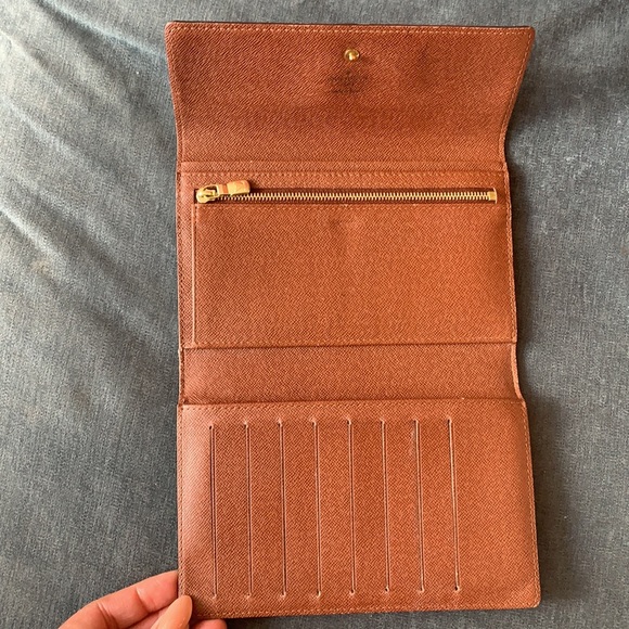 Louis Vuitton : Pochette Passport - Picture 8 of 17